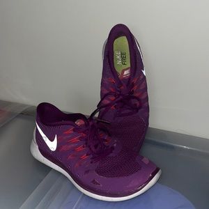 Purple women’s nike free tennis shoes